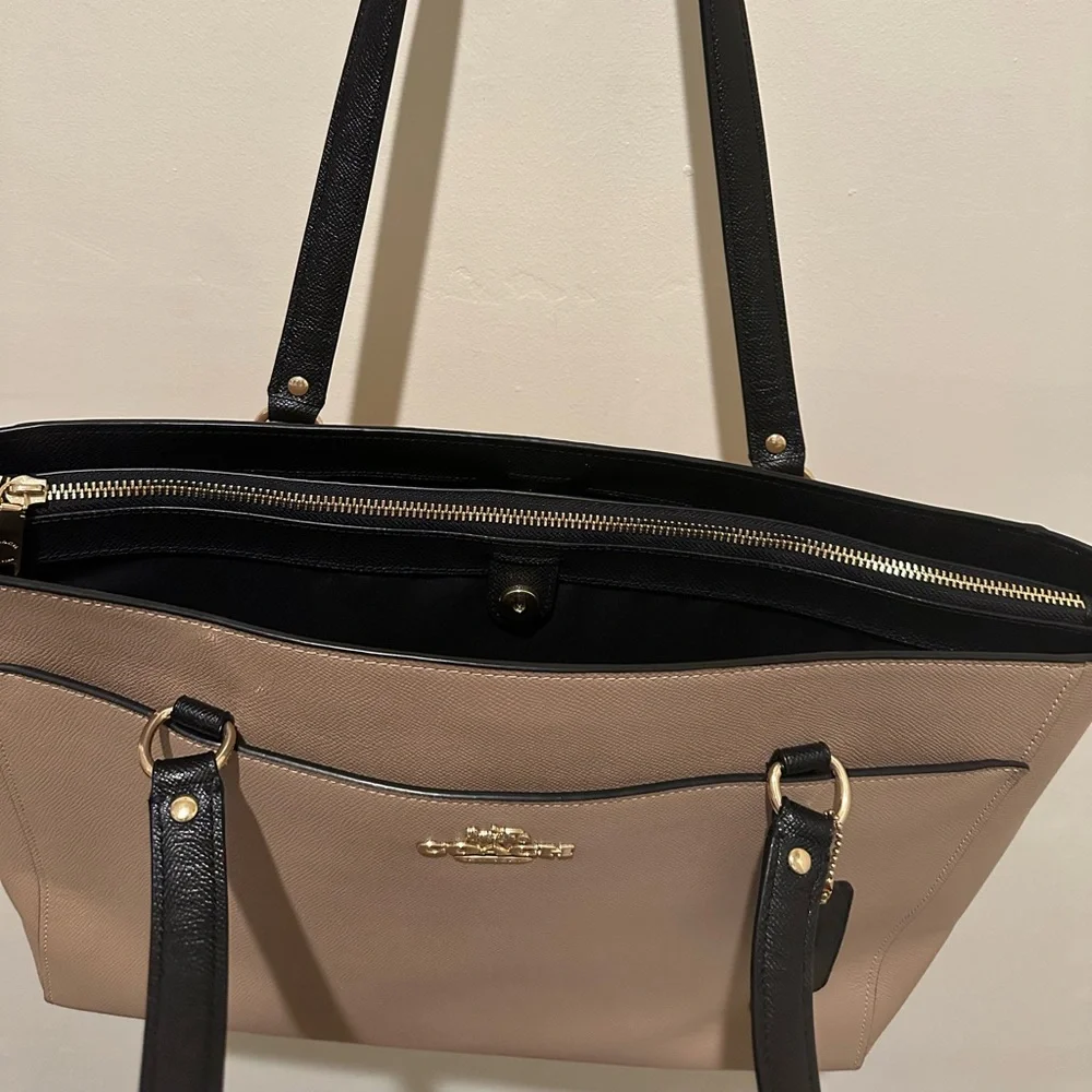 Large Coach Tote - Beige and Black Shoulder Bag with laptop pocket. - Picture 9 of 10